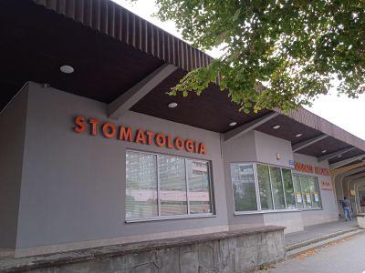 Pawilon przy ul. Hetmańskiej 27, przekształcony. Oryginalne przeszklenie elewacji zostało zlikwidowane i zastąpione oknami z PCV. Ściany pawilonu otynkowano a cok&oacute;ł obłożono płytkami ceramicznymi. Przed pawilonem widoczny zachowany niski murowany murek licowany od ulicy obrzutką cementową o wydatnych, profilowanych spoinach,  imitującą nieregularny łamany kamień. Zdjęcie BMKZ UM Rzeszowa